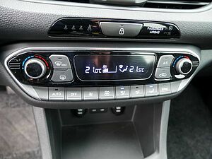 Hyundai  cw 1.6 YES! Plus PDC SHZ KAMERA NAVI LED